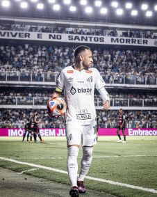 Neymar reestreou pelo Santos na Vila Belmiro