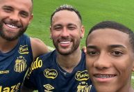 Neymar tira foto com filho de Robinho após treino do Santos