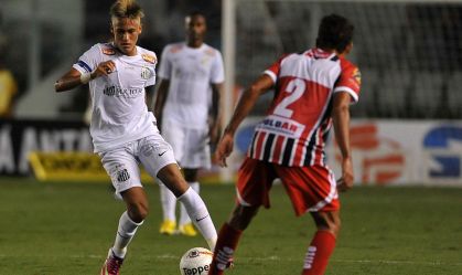 Neymar durante a partida entre Santos e Botafogo-SP em 2013