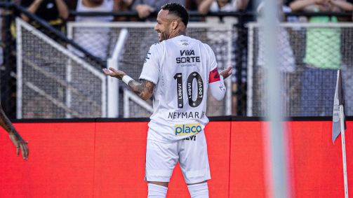 Neymar comemora gol olímpico pelo Santos diante da torcida da Inter de Limeira