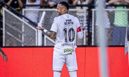 Neymar comemora gol olímpico pelo Santos diante da torcida da Inter de Limeira