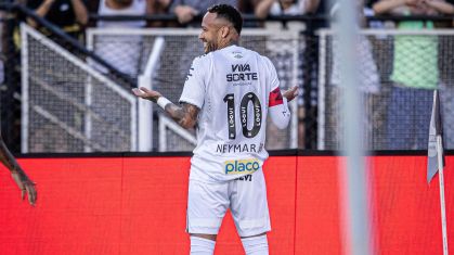 Neymar comemora gol olímpico pelo Santos diante da torcida da Inter de Limeira