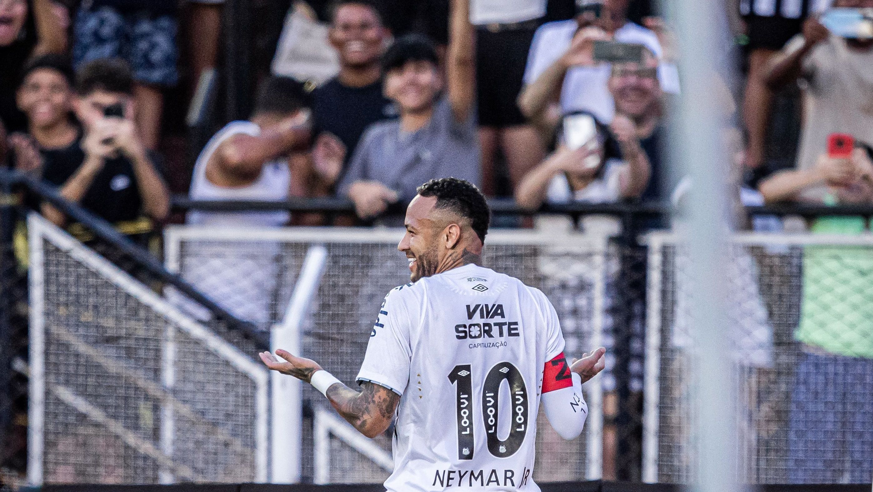 Neymar comemora gol contra a Inter de Limeira