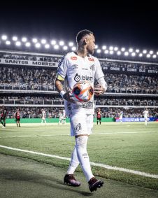 Neymar durante reestreia pelo Santos