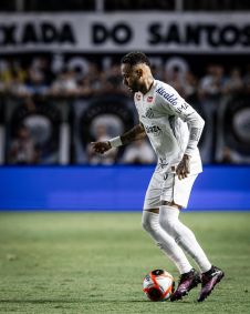 Neymar durante partida contra o Botafogo-SP em sua reestreia pelo Santos