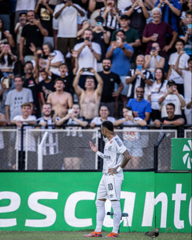 Neymar fala com a torcida em comemoração • Foto: Divulgação/Santos