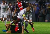 Neymar brinca sobre tietagem de adversários: “Quase me tiraram o tornozelo”