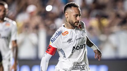 Neymar cobrando pênalti em jogo do Paulistão