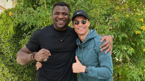 Francis Ngannou e Cristiano Ronaldo durante encontro em 2023