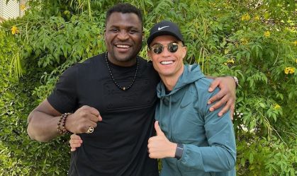 Francis Ngannou e Cristiano Ronaldo durante encontro em 2023