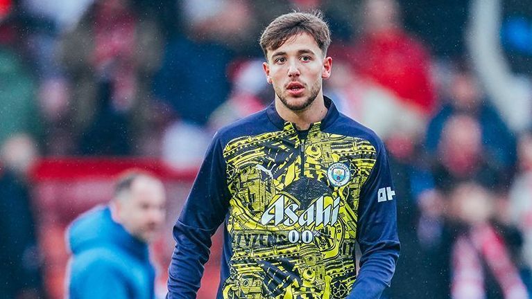 Nico González durante o aquecimento antes do duelo contra o Leyton Orient