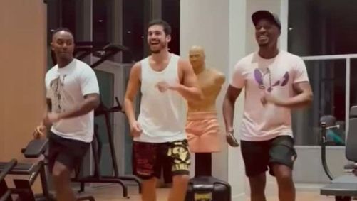 Nicolas Prattes faz aulas de samba para o Carnaval 2025
