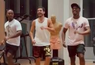 Nicolas Prattes faz aula de samba para acompanhar Sabrina na avenida