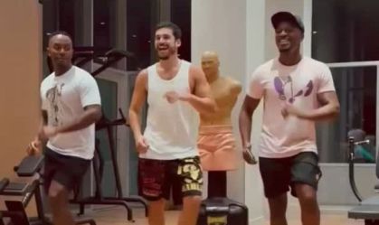 Nicolas Prattes faz aulas de samba para o Carnaval 2025