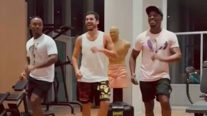 Nicolas Prattes faz aulas de samba para o Carnaval 2025