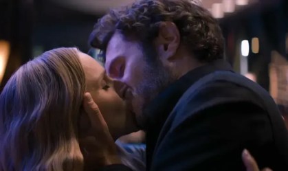 SAG Awards: Adam Brody explica a Kristen Bell por que ele beija tão bem