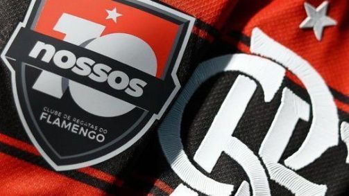 Patch na camisa do Flamengo em homenagem às vítimas do incêndio no Ninho do Urubu