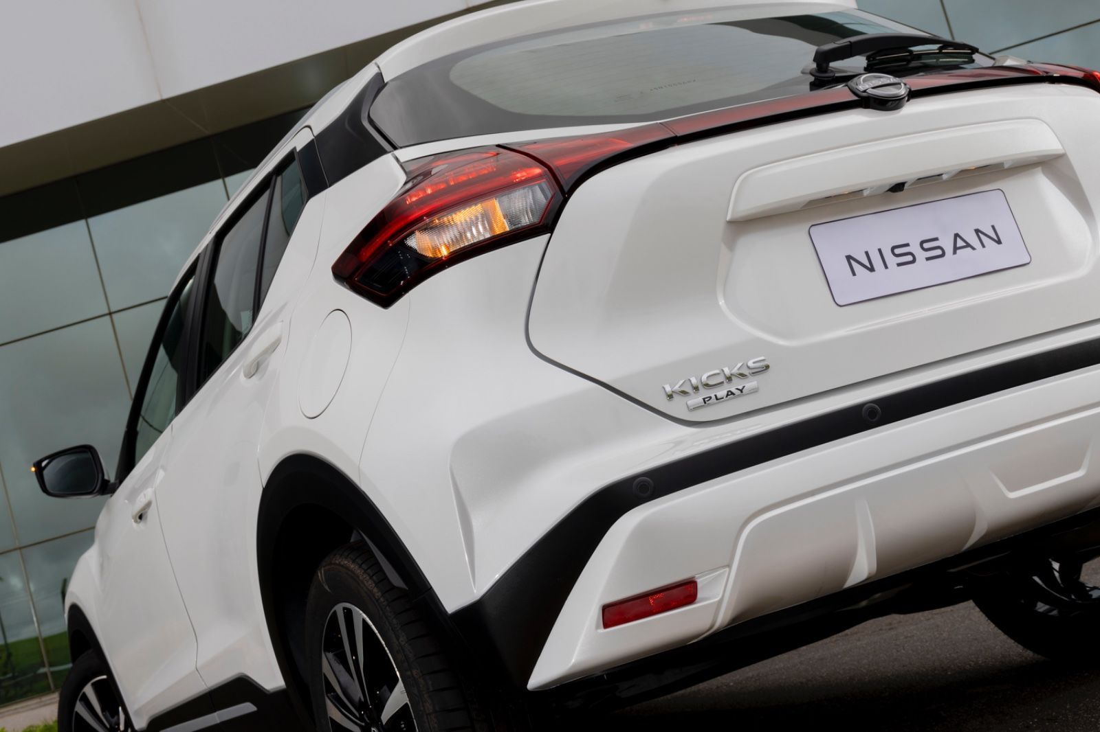 Nomenclatura nova foi estampada na tampa do porta-malas, embaixo do nome do modelo • Nissan/Divulgação