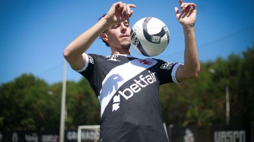 Nuno Moreira com a camisa do Vasco