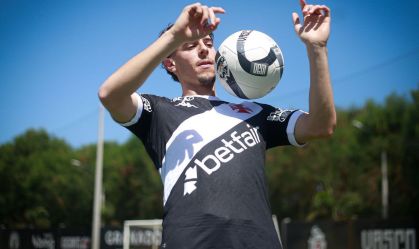 Nuno Moreira com a camisa do Vasco