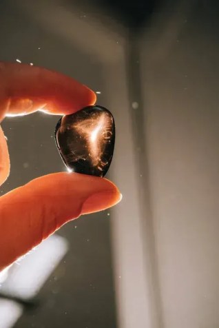 Obsidiana negra é o cristal dos escorpianos • Pexels