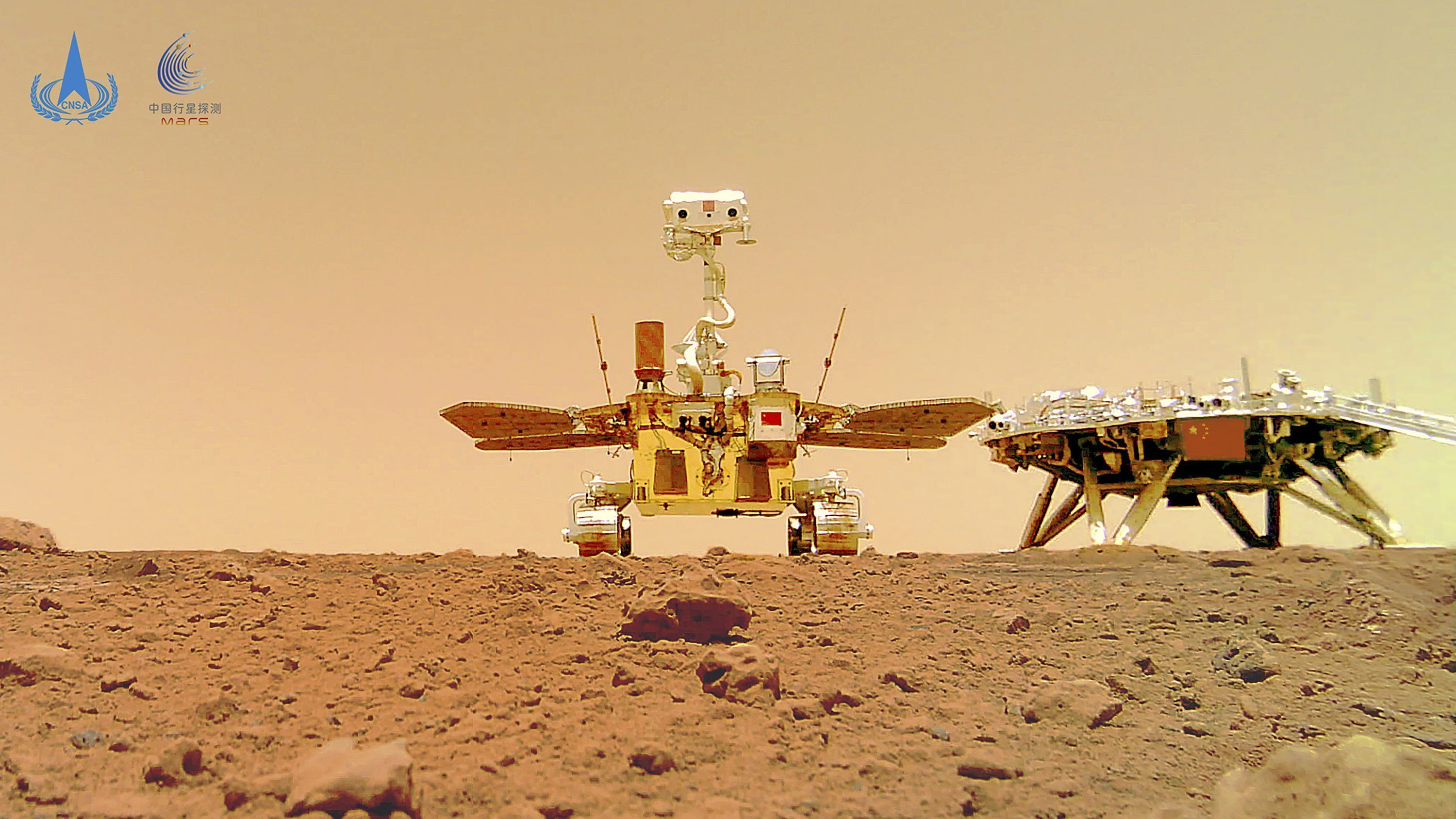 Administração Espacial Nacional da China divulgou uma imagem mostrando seu rover Zhurong e plataforma de pouso, tirada por uma câmera remota que foi colocada em posição pelo rover, em 11 de junho de 2021 • CNSA/AP via CNN Newsource
