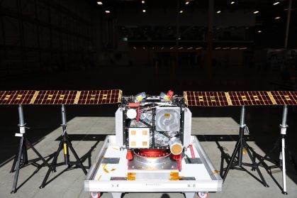 Nave espacial Odin é mostrada aqui em uma instalação de testes com seus dois painéis solares desdobrados