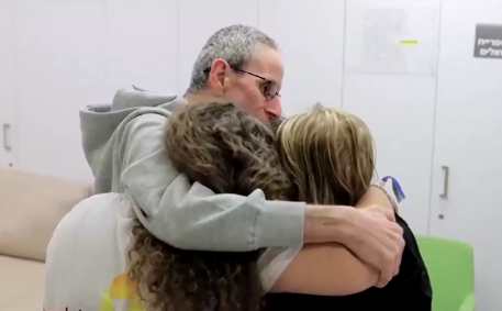 Ohad Ben Ami reencontra familiares após ser libertado pelo Hamas