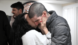 Or Levy reencontra familiares após ser solto pelo Hamas