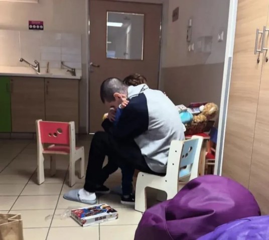 Or Levy reencontra filho após ser solto pelo Hamas; a esposa foi morta no ataque de 7 de outubro de 2023 • Fórum de reféns e famílias desaparecidas / família Levy