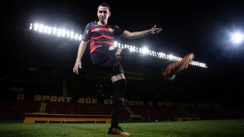 Atacante Pablo com a camisa do Sport e simulando um chute. O jogador foi anunciado pelo clube como nova contratação