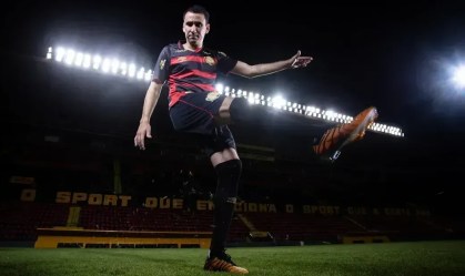 Atacante Pablo com a camisa do Sport e simulando um chute. O jogador foi anunciado pelo clube como nova contratação