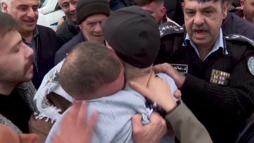 Prisioneiros palestinos libertados neste sábado (1º) são recebidos na Cisjordânia.