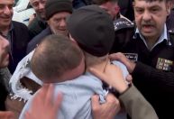Prisioneiros palestinos libertados são recebidos na Cisjordânia