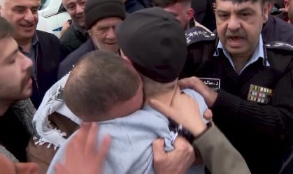 Prisioneiros palestinos libertados são recebidos na Cisjordânia