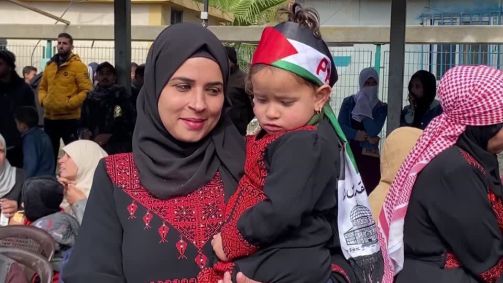 Famílias aguardam por libertação de prisioneiros palestinos em Gaza.