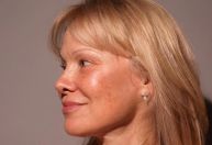 Pamela Anderson explica motivo de não usar maquiagem: "Experimento social"