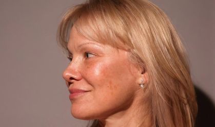 Pamela Anderson explica motivo de não usar maquiagem: "Experimento social"