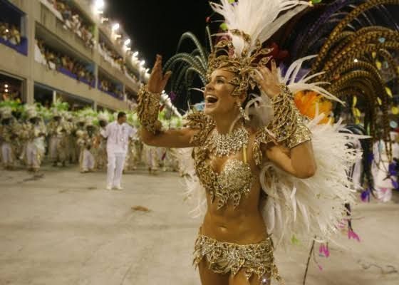 Paola Oliveira no desfile da Grande Rio em 2009 • Reprodução/X