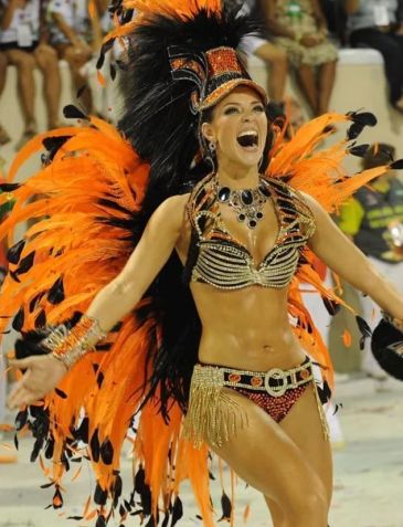 Paolla Oliveira no desfile da Grande Rio em 2010 • Reprodução/X