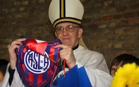 Papa Francisco segurando a flâmula do San Lorenzo