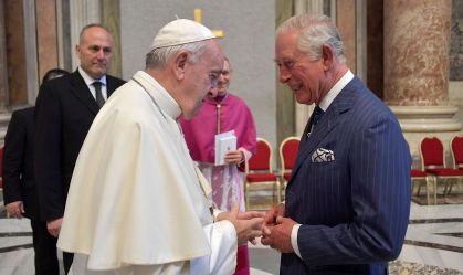 Rei Charles III e rainha Camila visitarão Papa Francisco