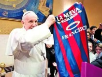 Papa segura camisa do San Lorenzo com o seu nome gravado