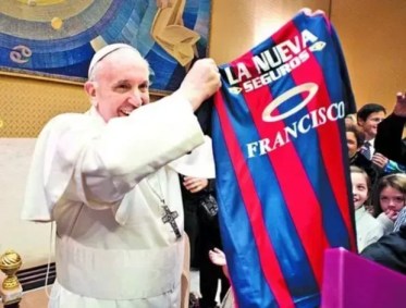 Papa segura camisa do San Lorenzo com o seu nome gravado
