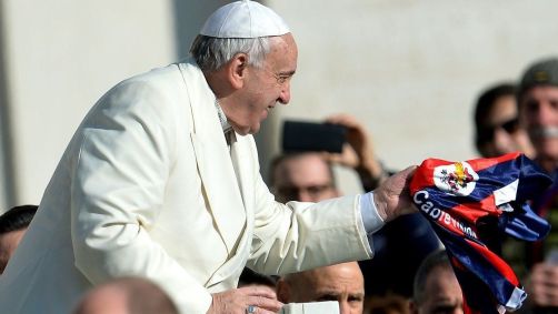 Papa recebendo camisa do San Lorenzo