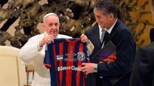 Papa Francisco recebendo a camisa do San Lorenzo