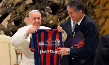 Papa Francisco recebendo a camisa do San Lorenzo