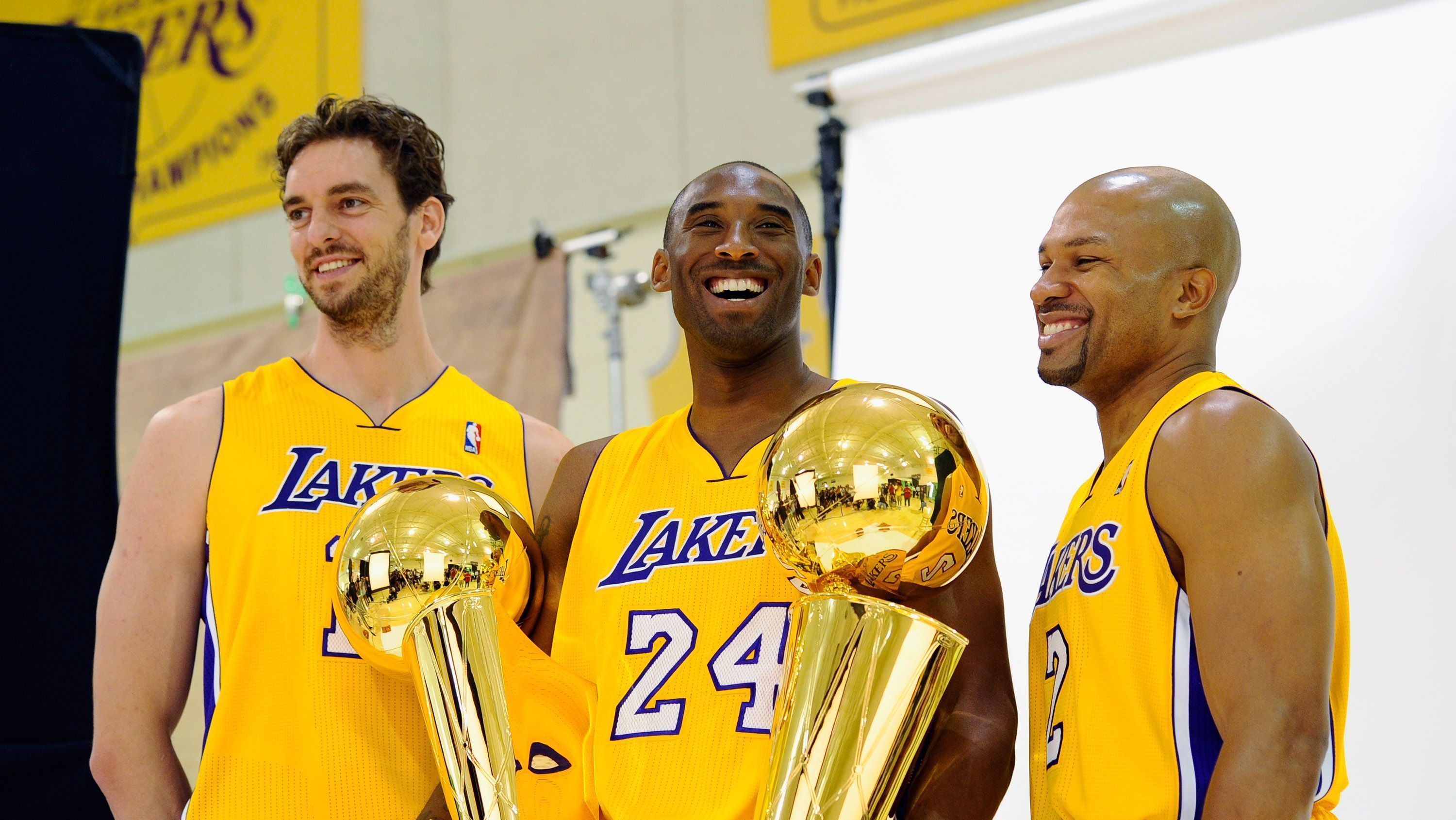 Da esq. para a dir.: Pau Gasol, Kobe Bryant e Derek Fisher com os troféus de campeões da NBA