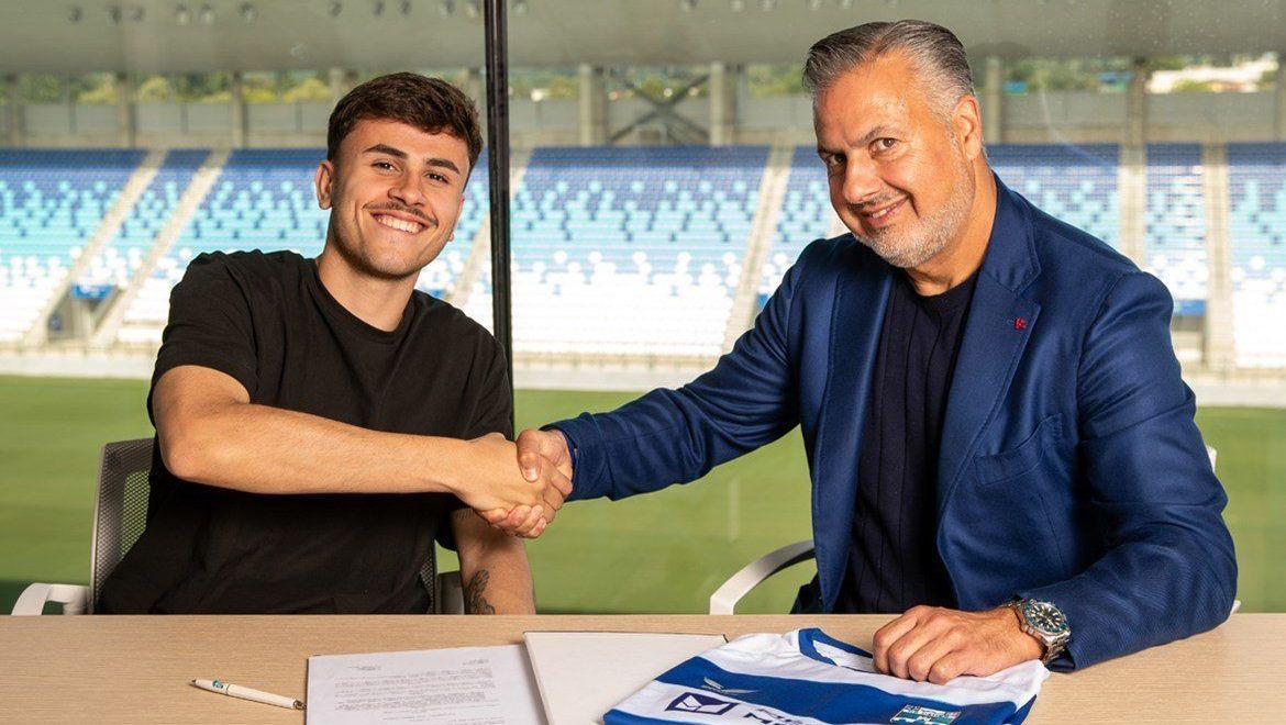 Pedro Lima assinando contrato com o NK Osijek, da Croácia • Foto: Divulgação