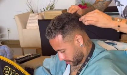 Neymar aparece com novo penteado para estreia pelo Santos